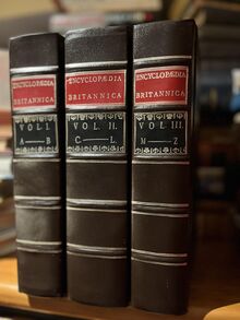 Halaman judul edisi pertama Encyclopædia Britannica yang diterbitkan di Edinburgh pada tahun 1768.